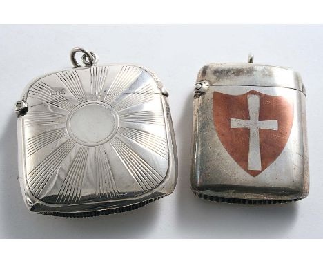 AN EDWARDIAN VESTA CASE WITH A "RAYED" DESIGN ON THE FRONT & REVERSE, gilt interior & suspensory ring, by W. Neale, Chester 1