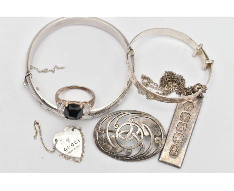 SIX PIECES OF JEWELLERY, to include a silver hinged floral bangle, hallmarked Birmingham, a silver ingot pendant hallmarked S