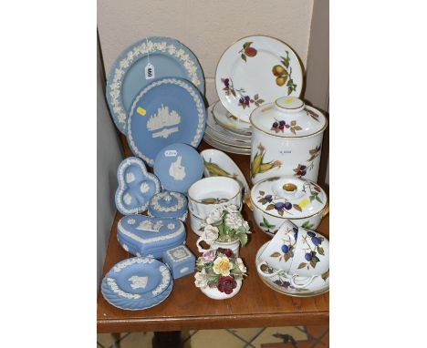 A GROUP OF CERAMICS, to include a Wedgwood Queen's Ware dinner plate, sixteen pieces of Royal Worcester Evesham comprising a 