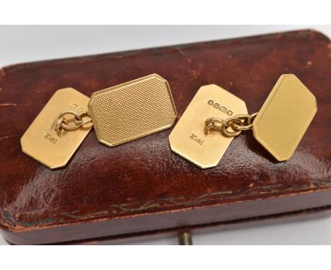 A PAIR OF 18CT GOLD CUFFLINKS, rectangular cufflinks with engine turned pattern, fitted with chain link fittings, hallmarked 