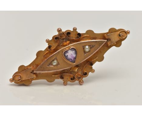 AN EARLY 20TH CENTURY 9CT GOLD GEM SET BROOCH, set with a central heart cut amethyst, flanked with split pearls, to a scroll 