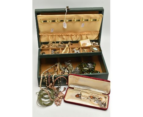 A JEWELLERY BOX OF ASSORTED JEWELLERY, to include a hinged 9ct gold metal core bangle, a copal amber and white metal necklace