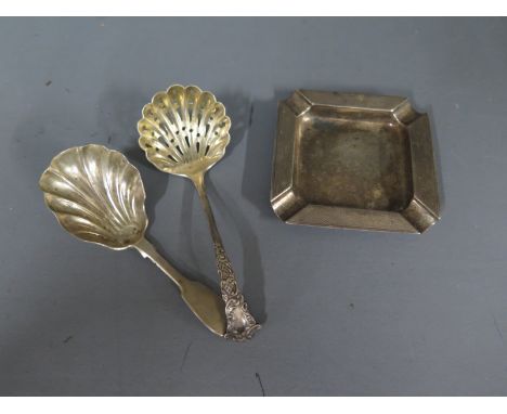 A silver caddy spoon and a silver sifter spoon and a small silver ashtray - Total weight approx. 1.8 troy oz