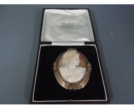 A 9ct yellow gold cameo brooch with portrait of a lady in profile to centre - good condition