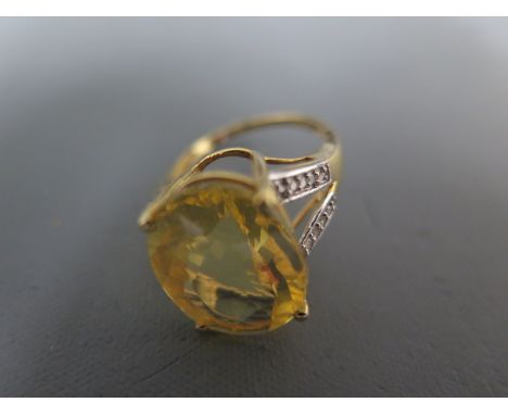 An oval fire opal 18ct yellow gold ring - size N - Weight approx. 5gms 