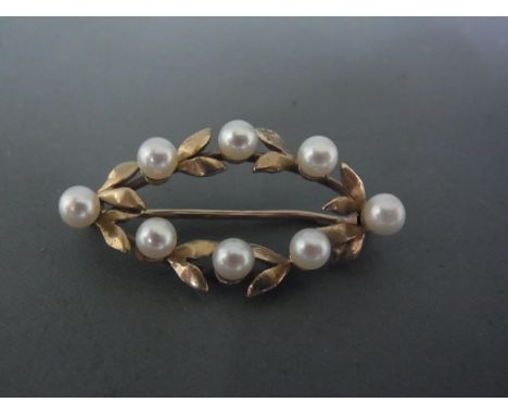 A 9ct yellow gold and pearl brooch, eight pearls set to foliate design brooch - approx weight 3.5 grams