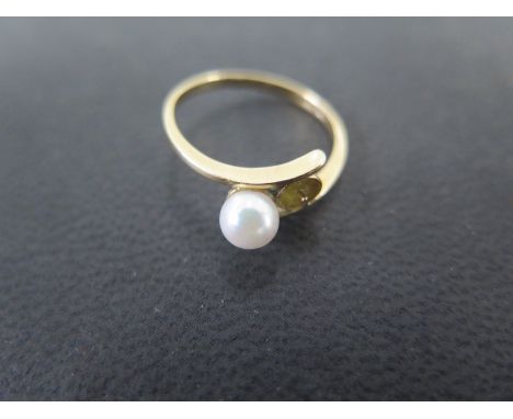 A 15ct yellow gold ring with single pearl to shoulder size K/L Condition report: In good condition 