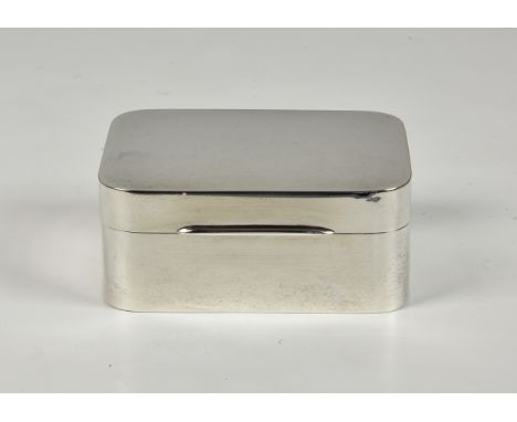 An Edwardian silver snuff box, Goldsmiths &amp; Silversmiths Co Ltd, London, 1909, of plain rectangular form with rounded cor