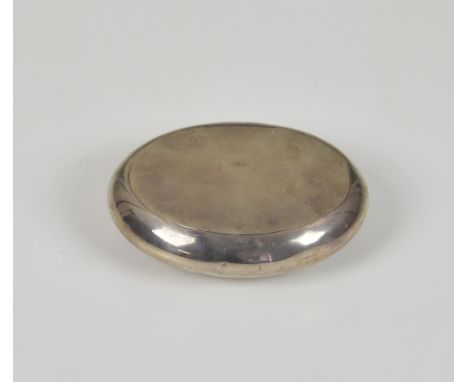 An Edwardian silver pebble form tobacco / snuff box, Hayes &amp; Co, Birmingham, 1907, of plain form, squeeze opening, parcel