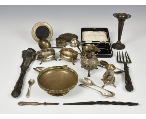 A collection of vintage and antique silver collectables, comprising two mustard pots and pepper, small baluster cream jug, va