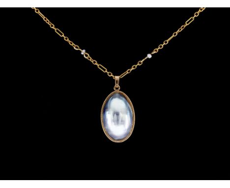 A 9ct gold and mabé pearl pendant necklace, set with an oval mabé pearl measuring 1.2 x 1.3cm. and held in a collet-setting w