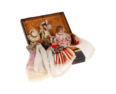 Puppen-Trousseaukoffer, um 1900, mit Einsatz und Messing-Beschlägen, gefüllt mit 4 schönen alten Kleidern (Kleiderlänge 10,5-