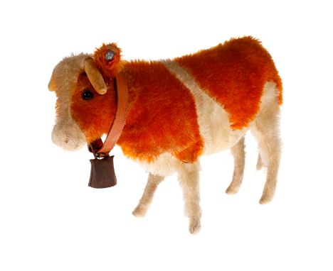 STEIFF Kuh, Knopf mit langem ”f”, Reste der roten Fahne, Lederhalsband mit Glocke, Mohair etwas licht, steht nicht mehr ganz 