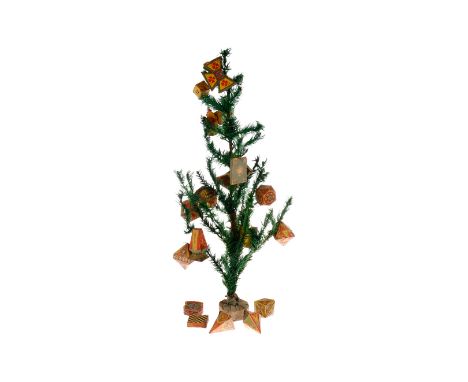 Miniatur-Christbaum mit Federnadeln, mit außergewöhnlichen Papp-Chistbaumschmuck, verschiedene Motive, darunter Salzmetze, Zi
