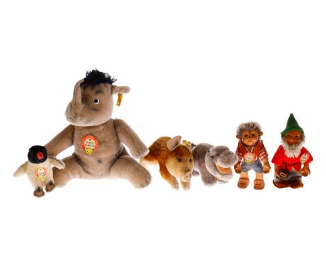 Konv. 4 STEIFF Tiere sowie ”Pucki” &amp; ”Macki”, meist mit Schild, teilweise mit Knopf/Fahne, 8,5-18 cm, leicht verstaubt, A
