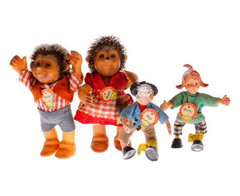 STEIFF ”Mucki” &amp; ”Macki” sowie ”Max” &amp; ”Moritz”, 3 x mit Knopf, Fahne und Schild, 1 x nur mit Schild, teilweise stärk