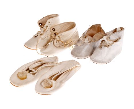 3 Paar Schuhe für große Charakterpuppe, um 1900, z.B. für hochwertige Kämmerer &amp; Reinhardt Puppe, L 9 - 12 cm, 1 Verzieru