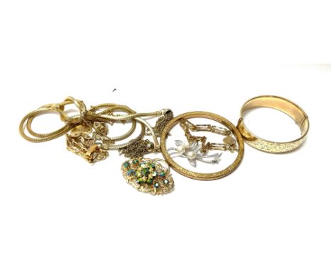 Mixed lot, 9ct metal core bangle, 9ct gold gate bracelet, additional costume jewellery.