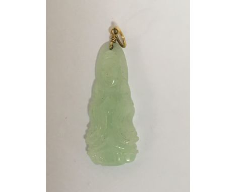 A carved jade pendent 4cm.