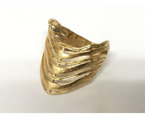 An unmarked high grade gold ring weight 4g ring size J-k.