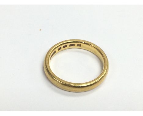 A 22ct gold 3mm barrel wedding ring, approx 4.6g and approx size K (A7). Shipping category A.