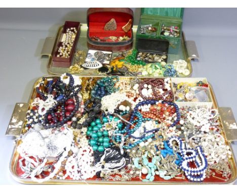 GOOD MIXED QUANTITY OF VINTAGE &amp; LATER COSTUME JEWELLERY on two trays including a pair of sterling silver and enamel clip