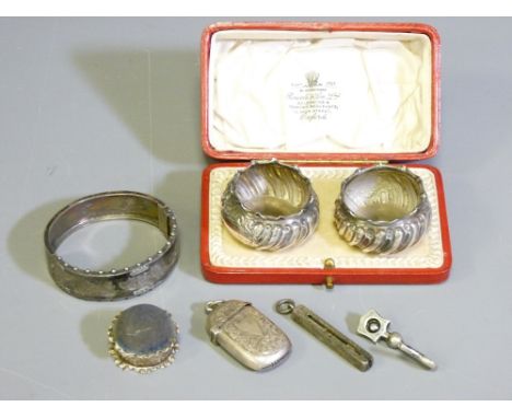 SMALL SILVER &amp; BIJOUTERIE ITEMS to include a pair of circular salts in a red fitted case, a ribbed edge pin cushion and a