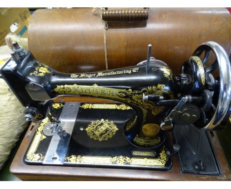 SINGER VINTAGE HAND CRANK SEWING MACHINE IN CASE