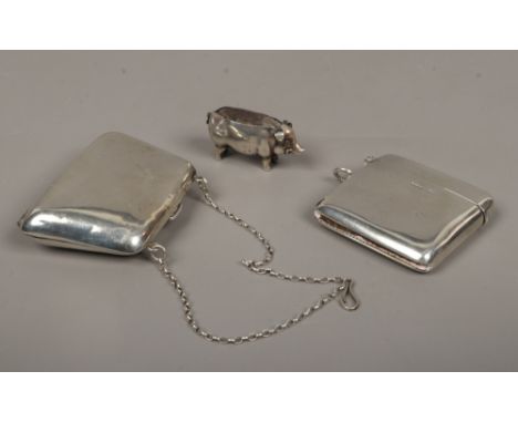 An Edwardian silver vesta case by Walker &amp; Hall assayed Sheffield 1908, along with a silver purse and an Edwardian silver