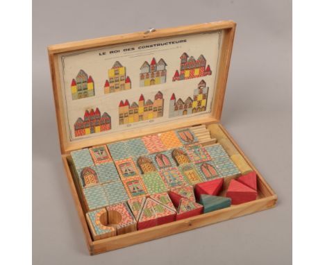 A boxed set of vintage French toy building blocks Le Roi des Constructeurs.