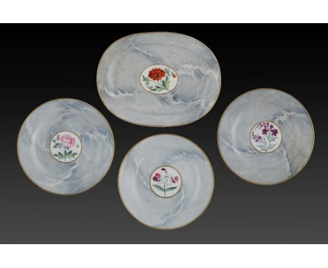 A SET OF THREE CHAMBERLAIN WORCESTER MARBLED GROUND PLATES AND A DISH, C1820  painted with a central flower, plate 24cm diam,