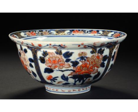 A JAPANESE IMARI BOWL, 18TH C  with flared rim, the underside painted in iron red and gilt with a spray within underglaze blu