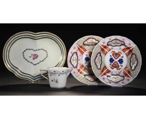 A DERBY KIDNEY SHAPED DESSERT DISH FROM THE ACLAND SERVICE, TWO MATCHING PATTERN NO 3 PLATES, ALL C1785 AND A DERBY CREAM JUG