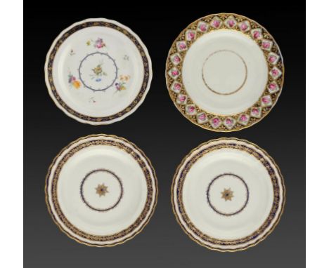 TWO AND A PAIR OF DERBY BLUE BORDERED PLATES, C1800  the largest painted with single roses, 21.5-23.5cm diam, puce painted ma
