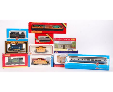 A good collection of assorted 00 gauge railway trainset items. Including locomotives, and rolling stock. Comprising of; 3x lo