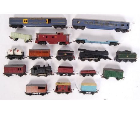 A collection of assorted vintage Triang / Hornby 00 gauge railway trainset locomotives and rolling stock. All unboxed. To inc