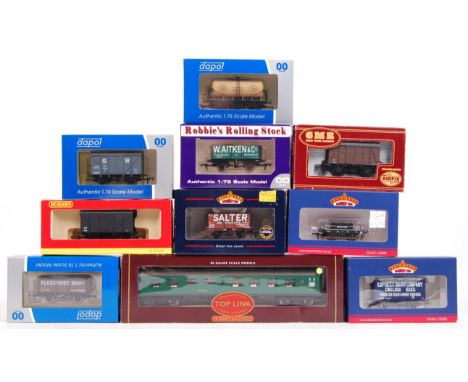 A good collection of 10x assorted 00 gauge model railway trainset rolling stock carriages / wagons. To include; Hornby Railwa