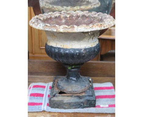 PAINTED CAST IRON GARDEN PLANTER (AT FAULT) 