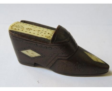 DECORATIVE ANTIQUE TREEN MINIATURE SHOE FORM SNUFF BOX WITH BONE COVER, APPROXIMATELY 6cm LONG 