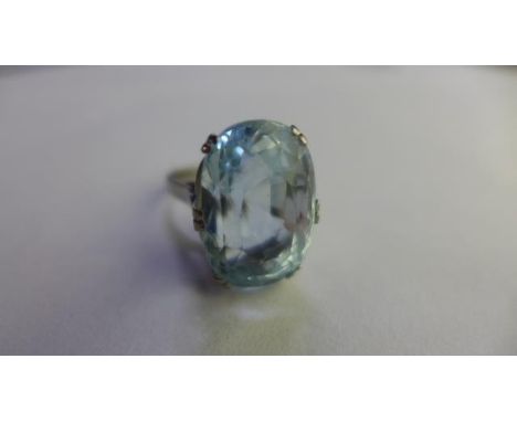 A large and impressive aquamarine single stone ring, the aquamarine measures approx 19mm x 13mm x 13.5mm - in a white metal r