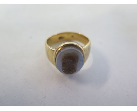 An 18ct yellow gold cameo ring, size S, approx 10 grams, generally good, small hole/imperfection to cameo 