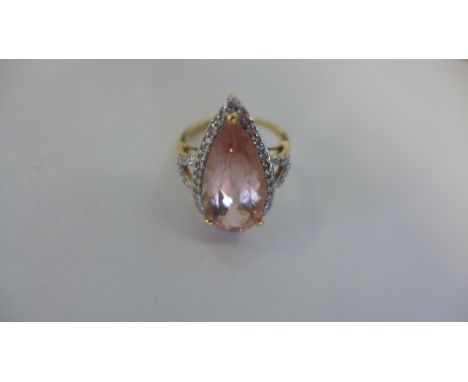 An 18ct pear shaped morganite cocktail ring, size N/O approx 6.5 grams, stone size 20x10mm - in good condition 