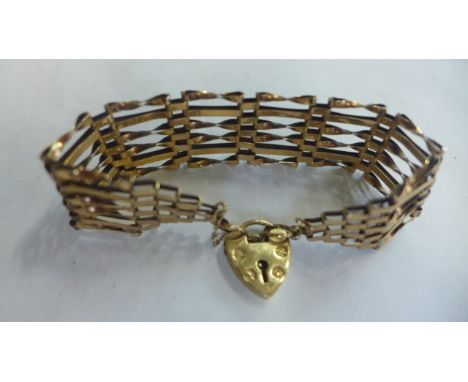 A 9ct gold gate link bracelet with padlock clasp - approx 16cm long, approx 13.7g - in good condition 