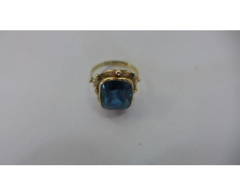 A 14ct gold ring with blue/green stone, size J, approx 4.7 grams, in good condition 