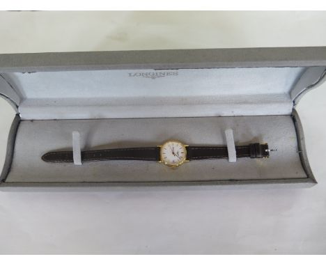 A ladies Longines quartz wristwatch with date - 24mm wide, including button, in running order, generally good with box 