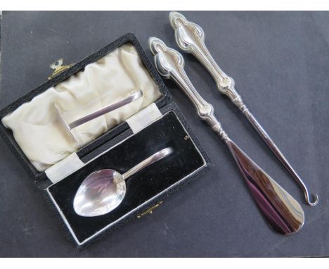 A silver pusher and spoon, and a silver handle button hook and shoe horn - weighable silver approx 0.90 troy oz 