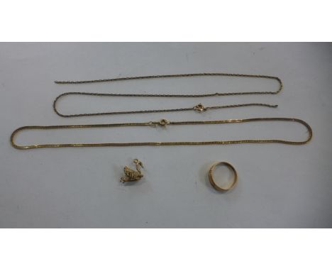 An assortment of 9ct gold jewellery - a swan charm piece, gypsy ring without stones and two necklaces - one broken - approx 1