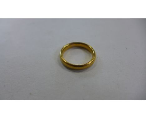 A 22ct gold ring, size L, approx 5.3g - in good condition overall 