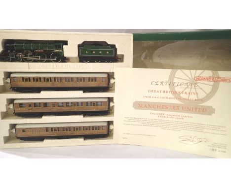 Hornby R2017 limited edition 1303/1500 Manchester United train pack, locomotive 2862, LNER Green with three teak coaches (1x 