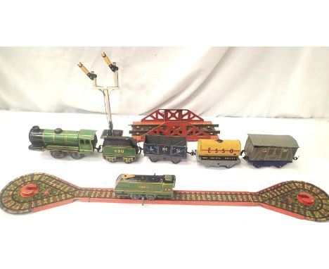 Metty Clockwork Spitfire locomotive with track, 0.4.0 and tender 490 with three wagons, bridge, signal etc. Working with keys